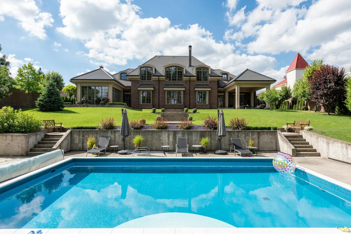Cheap and Easy Front Yard Landscaping Ideas for Small Lawns