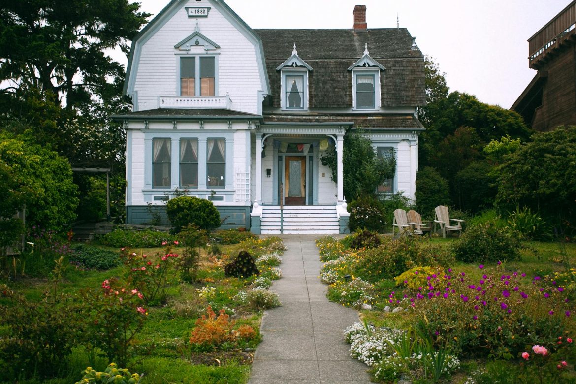 Simple Flower Bed Ideas for the Front of Your House